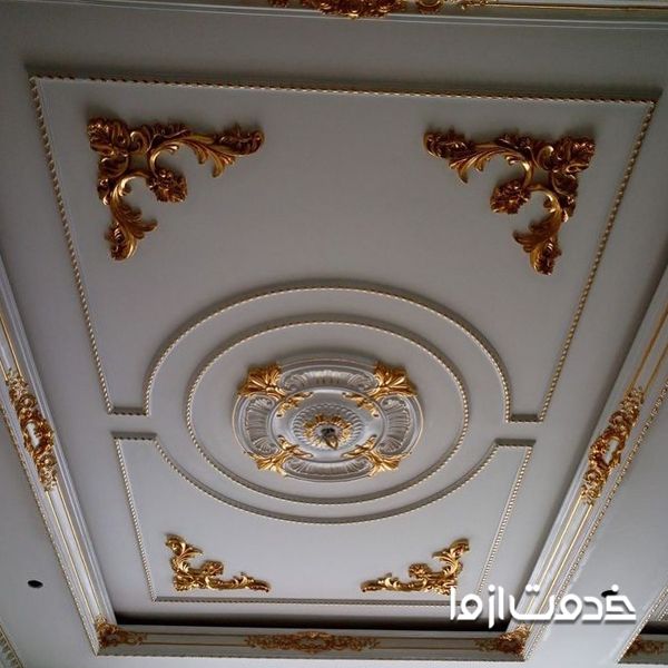 گچبری دور لوستر سقف